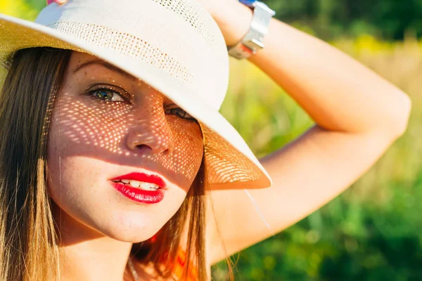 Close Rosto Uma Menina Que Olha Para Lente Câmera Mantém — Fotografia de Stock