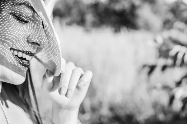 Sorriso Menina Genuína Que Fechou Olhos Segure Mão Para Borda — Fotografia de Stock