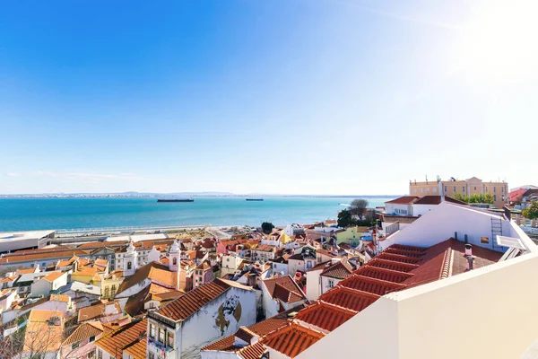 Lisbon, Portekiz - şehir ve büyüleyici bir inanılmaz bir Panoraması görüntülemek tagus Nehri güneşli bir günde 28 Jan 2018