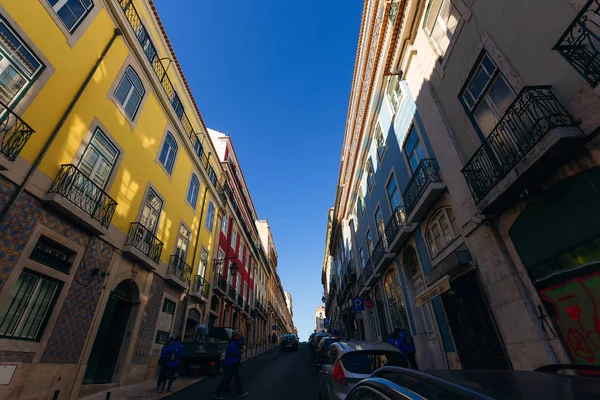 Lisbon, Portekiz - hangi bir tarafındaki iki bina arasındaki dar bir sokak arabalar park 28 Jan 2018