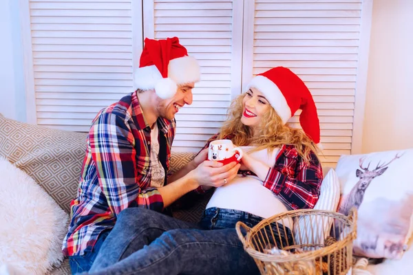 Couple Dans Clause Père Noël Chapeaux Tenant Une Boisson Chaude — Photo