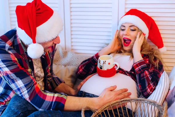 Hombre Sombrero Santa Claus Puso Una Taza Vientre Esposa Embarazada — Foto de Stock