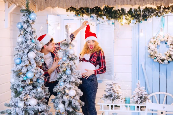 Ragazzo Incinta Ragazza Accanto Ornamenti Natale — Foto Stock