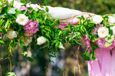 Yakın çekim yeşil dallar ve tül arch bir düğün için tarih ile iç içe çiçek.