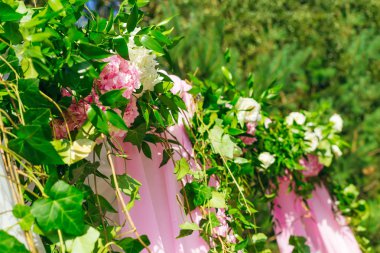 Çiçek, tül ve çiçekler ile dekore edilmiş bir ziyaret töreni için bir kemer bir close-up