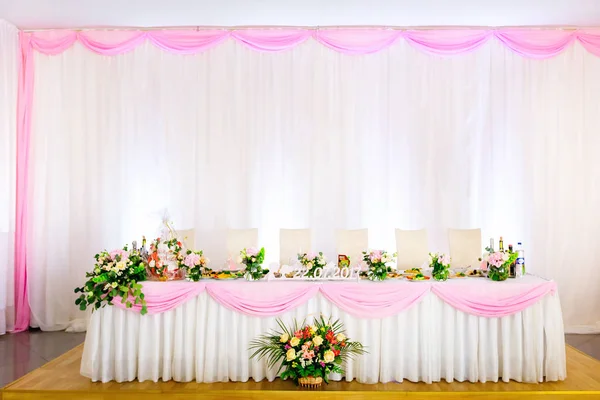 Uma Mesa Para Recém Casados Com Deliciosa Comida Bebidas Decoradas — Fotografia de Stock