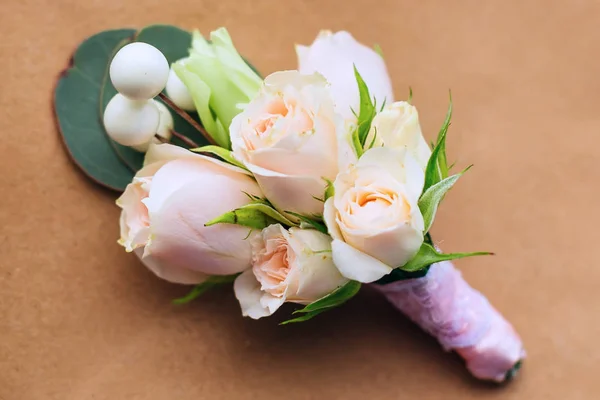 Bir Close Narin Gül Ile Güzel Bir Yaka Çiçeği — Stok fotoğraf