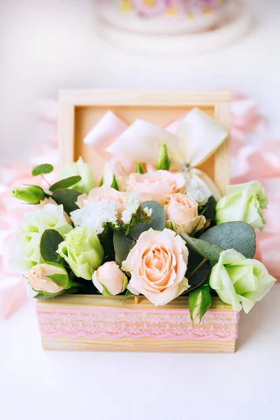 Una Hermosa Caja Madera Que Hay Muchas Rosas Pequeños Lazos — Foto de Stock