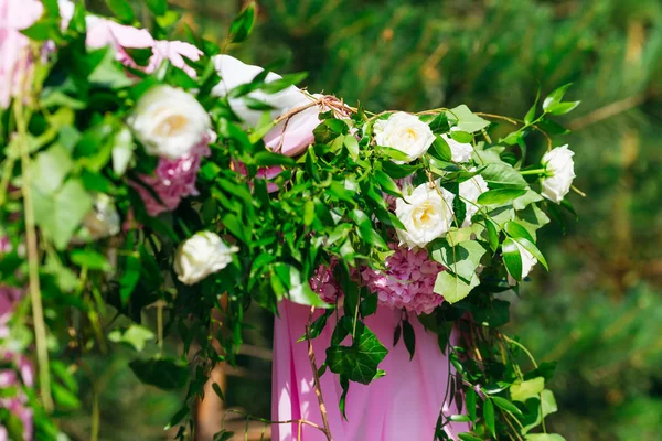 Flores Con Ramas Verdes Tul Decorar Arco Para Ceremonia Boda —  Fotos de Stock