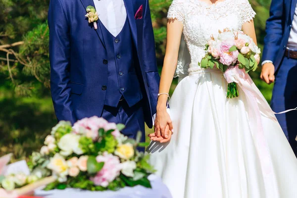Noivo Terno Azul Noiva Belo Vestido Branco Estão Lado Mãos — Fotografia de Stock