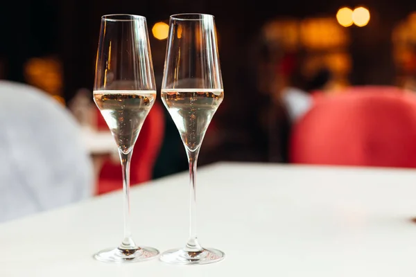 Primo Piano Due Bicchieri Con Champagne Tavolo Con Panno Bianco — Foto Stock