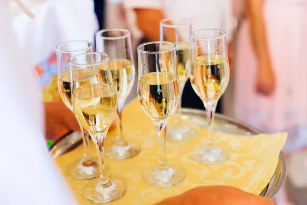 Een Close Van Een Ronde Dienblad Met Champagneglazen Voor Gasten — Stockfoto