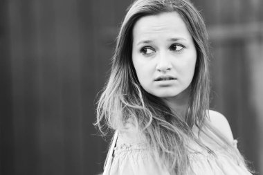 Siyah ve beyaz fotoğraf üzerinde bir şey hayal kırıklığına bir kız yakın çekim yüz