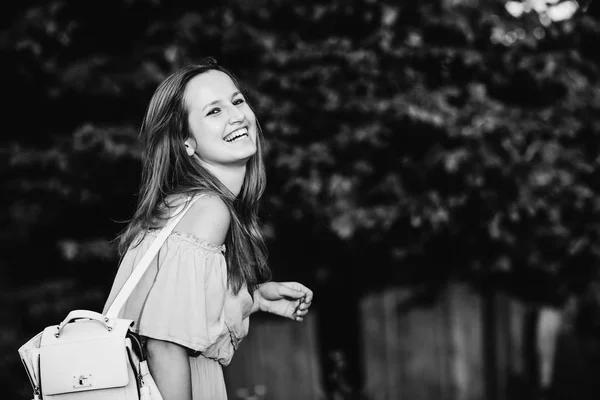 Emoción Genuina Una Chica Hermoso Vestido Una Mochila Hombro Fotografía —  Fotos de Stock