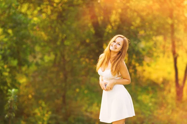 Стильна Біла Сукня Дівчина Яка Тримає Телефон Руках Красиво Посміхається — стокове фото
