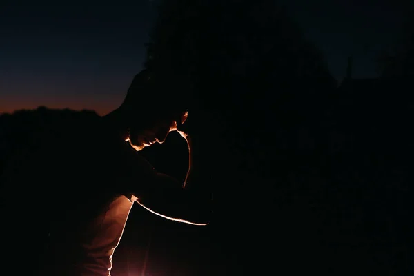 Silhueta Cara Uma Pose Interessante Contra Pano Fundo Natureza Noite — Fotografia de Stock