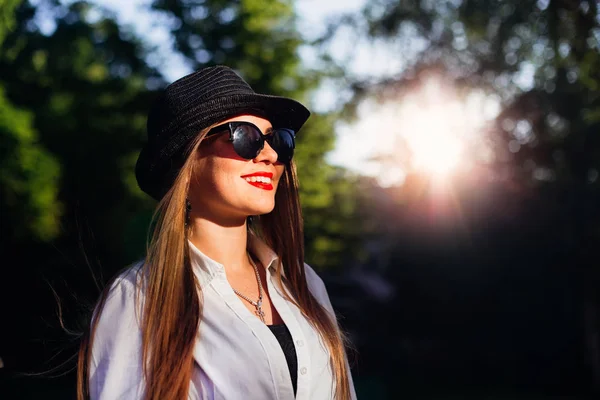 Vackert Leende Flicka Solglasögon Och Hatt Bakgrunden Träd Och Solen — Stockfoto