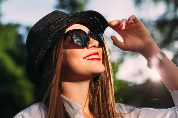 Bir Kız Güneş Gözlüğü Çekici Bir Gülümseme Olan Bir Şapka — Stok fotoğraf