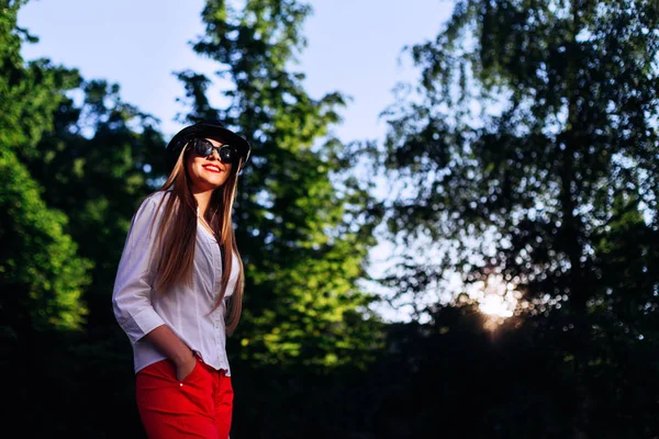 Une Fille Debout Sur Fond Arbres Tenant Main Dans Des — Photo