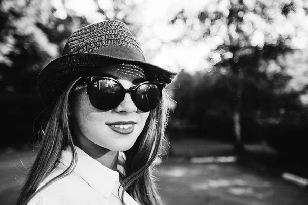 Nahaufnahme Des Gesichts Eines Mädchens Mit Sonnenbrille Und Schwarzem Hut — Stockfoto