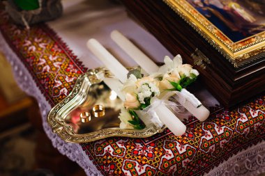 yakın çekim masa bir tepsi nerede alyans ve mum