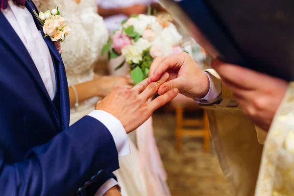 Sacerdote Igreja Pôs Anéis Casamento Dedo Noivo — Fotografia de Stock