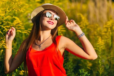 güzel kız kırmızı bir bluz ve kafasındaki şapka güzel eller yukarı