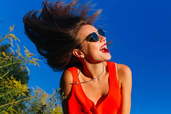 Menina Bonita Uma Blusa Vermelha Óculos Sol Acenando Seu Cabelo — Fotografia de Stock