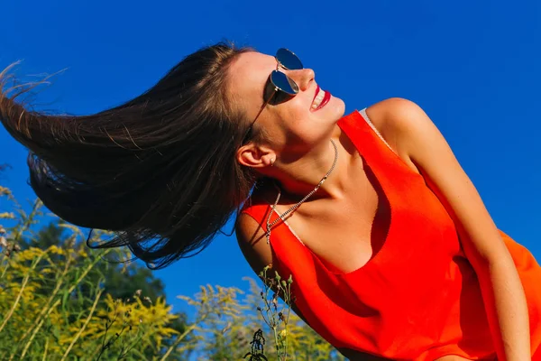 Bonito Menina Blusa Vermelha Com Profundo Decote Sorrisos Sinceramente Diverte — Fotografia de Stock