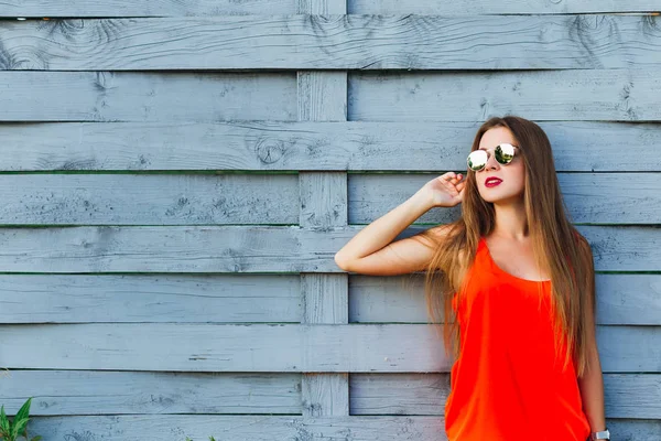 Stylisches Mädchen Roter Bluse Und Sonnenbrille Lehnte Einem Holzzaun — Stockfoto