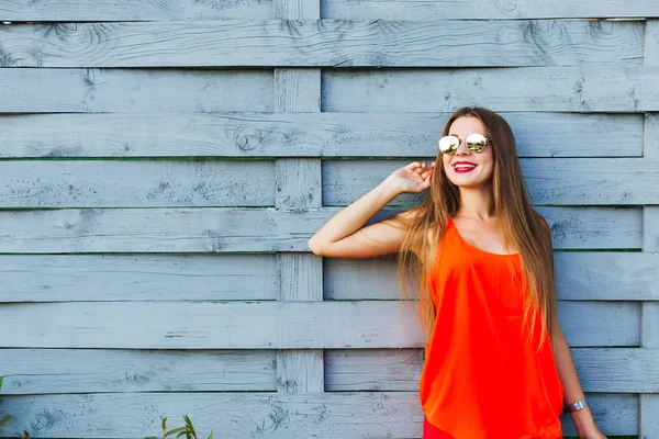 Beau Sourire Une Jeune Fille Appuyée Contre Une Clôture Bois — Photo