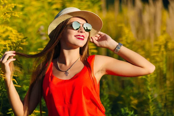 Une Belle Fille Vêtements Élégants Tient Son Chapeau Avec Main — Photo