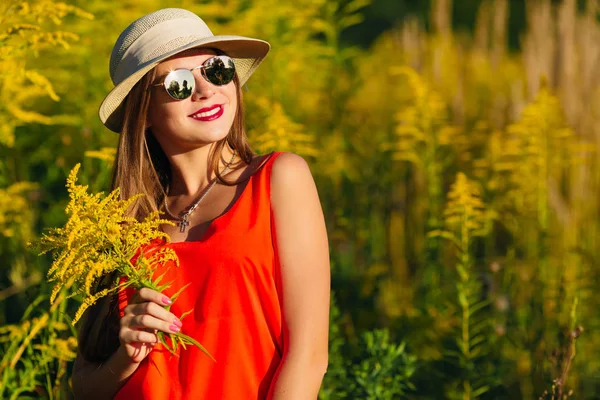 Fille Dans Chapeau Chemisier Rouge Tient Une Branche Verte Dans — Photo