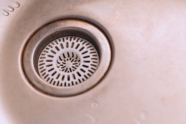 Kirli bir lavabonun detaylı görüntüsü. İçi temizlenmiş. Lavabo, lavabo.
