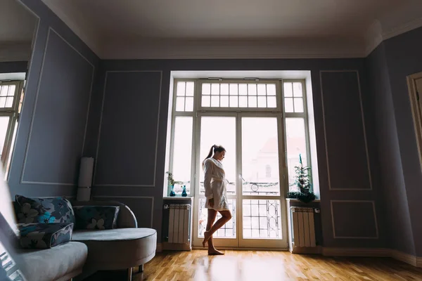 Kız Güzel Bacaklar Beyaz Sabahlık Pencere Duran Ile Sabah Silüeti — Stok fotoğraf