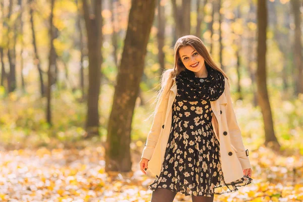 ファッションの素敵なドレス 白い上着とスカーフ 秋の公園に立っている若い女性 — ストック写真