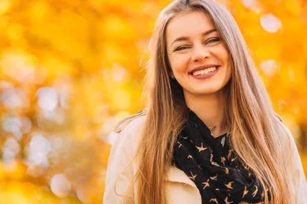Весела Дівчина Щирою Посмішкою Стоїть Парку Восени Позування Золотому Осінньому — стокове фото