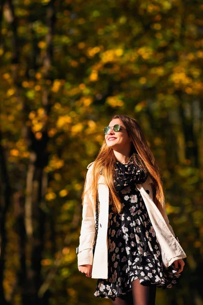 晴れた日に上着とスカーフは 暖かい秋の甘い笑顔と美しい若いモデルの女の子の幸せなライフ スタイルの肖像画 — ストック写真