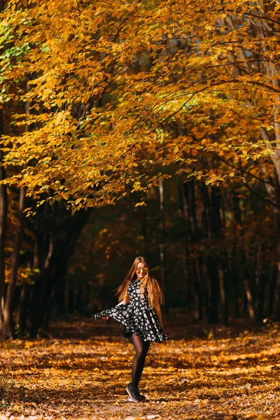Emocjonalne Młoda Dziewczyna Taniec Jesienny Park Słoneczny Dzień Dziewczyna Spędzać — Zdjęcie stockowe