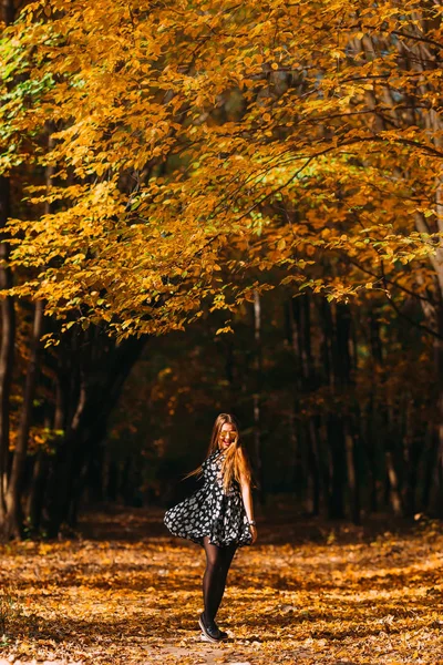 晴れた日に秋の公園で踊る陽気な若い女性 秋の公園で時間を過ごす少女 モーションの写真 — ストック写真