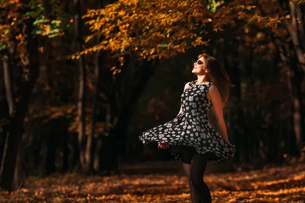 Szczęśliwa Młoda Dziewczyna Fantastyczne Suknia Wiruje Wokół Zabawy Parku Jesień — Zdjęcie stockowe