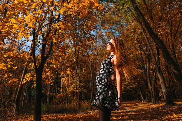 Веселая Девочка Подросток Танцует Осеннем Парке Солнечный День Девушка Проводит — стоковое фото