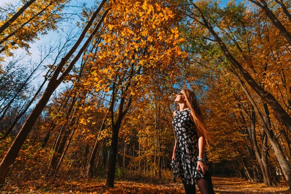 Szczęśliwa Młoda Kobieta Zabawy Liści Parku Jesień Miejsca Dla Kopii — Zdjęcie stockowe