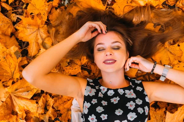 Bela Mulher Jovem Sonhadora Atraente Com Olhos Fechados Parque Outono — Fotografia de Stock