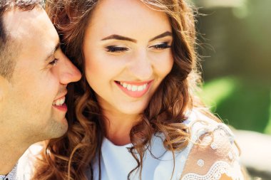 yakın çekim yüz adam ve kız içtenlikle gülümse. Onu yüz özellikleri vurgular bir kızın hafif makyaj