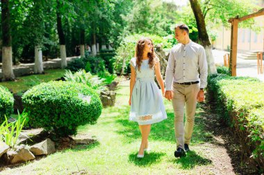 Adam ve kız birbirlerine aşık arıyoruz ve güzel bir parkta el ele tutuşur