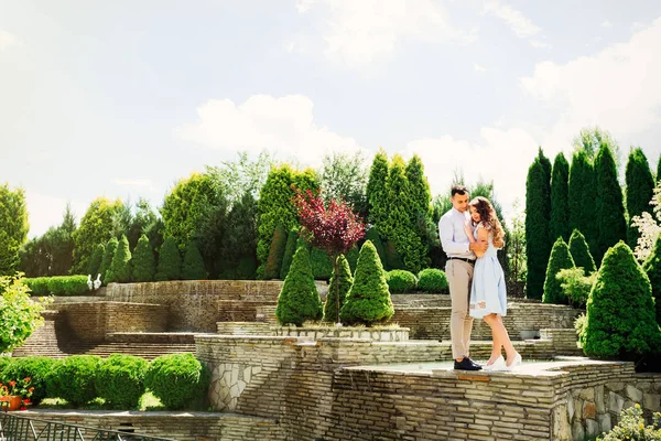 两个恋人的感官拥抱在公园的背景与别致的设计 — 图库照片