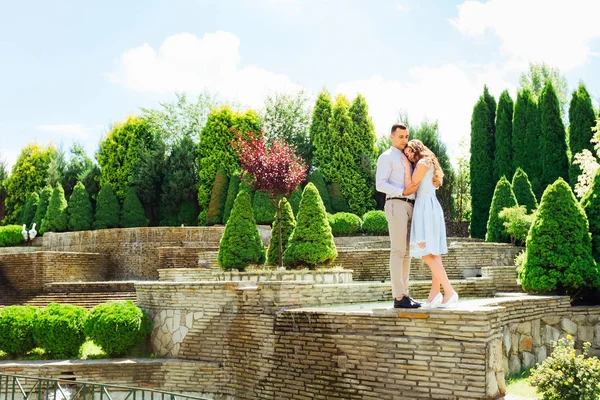 Smyslné Objetí Pár Lásce Pozadí Park Krásně Položené Kameny Velkolepé — Stock fotografie