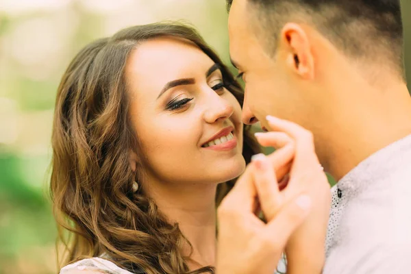 Close Casal Apaixonado Que Fica Cara Cara Sorrir Para Outro — Fotografia de Stock