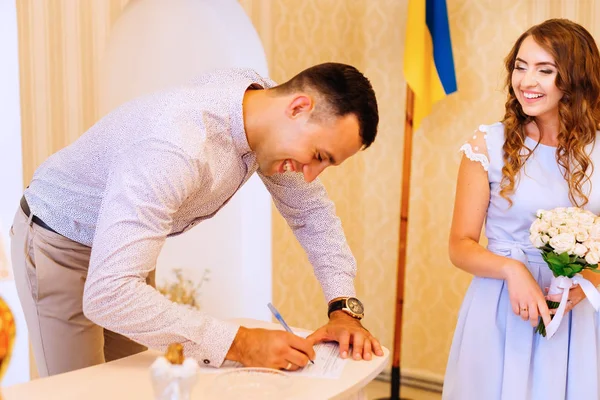 Noivo Coloca Sua Assinatura Documento Oficial Sua Esposa Está Lado — Fotografia de Stock